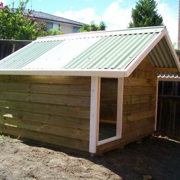 med kennel with gable roof, painted trim $795 with accessories